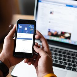 Aplicación de Facebook en teléfono inteligente y computadora portátil: Representación visual de la aplicación de Facebook utilizada en dispositivos móviles y computadoras portátiles para acceder a la red social.